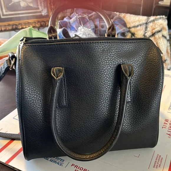 Jones New York black small bag it’s got three pockets new - Picture 3 of 4